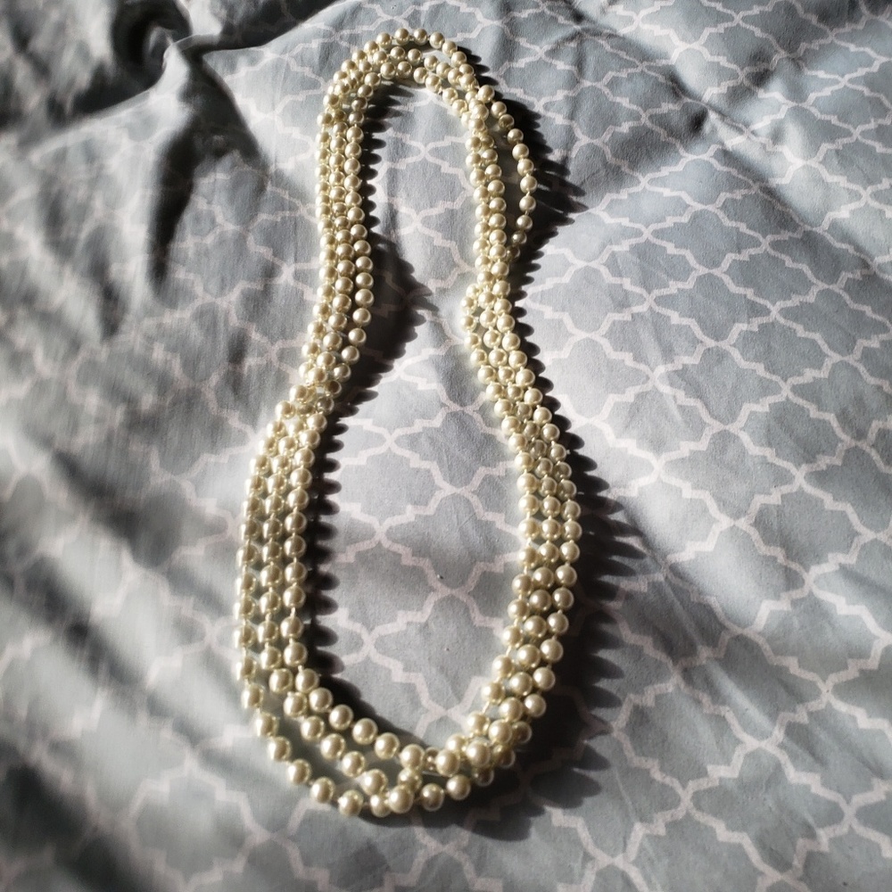Long necklace of pearls